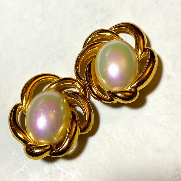 Christian Dior Goldtone Petal Ornate Clip On Earrings Iridescent Oval Pearls VTG - Picture 2 of 5